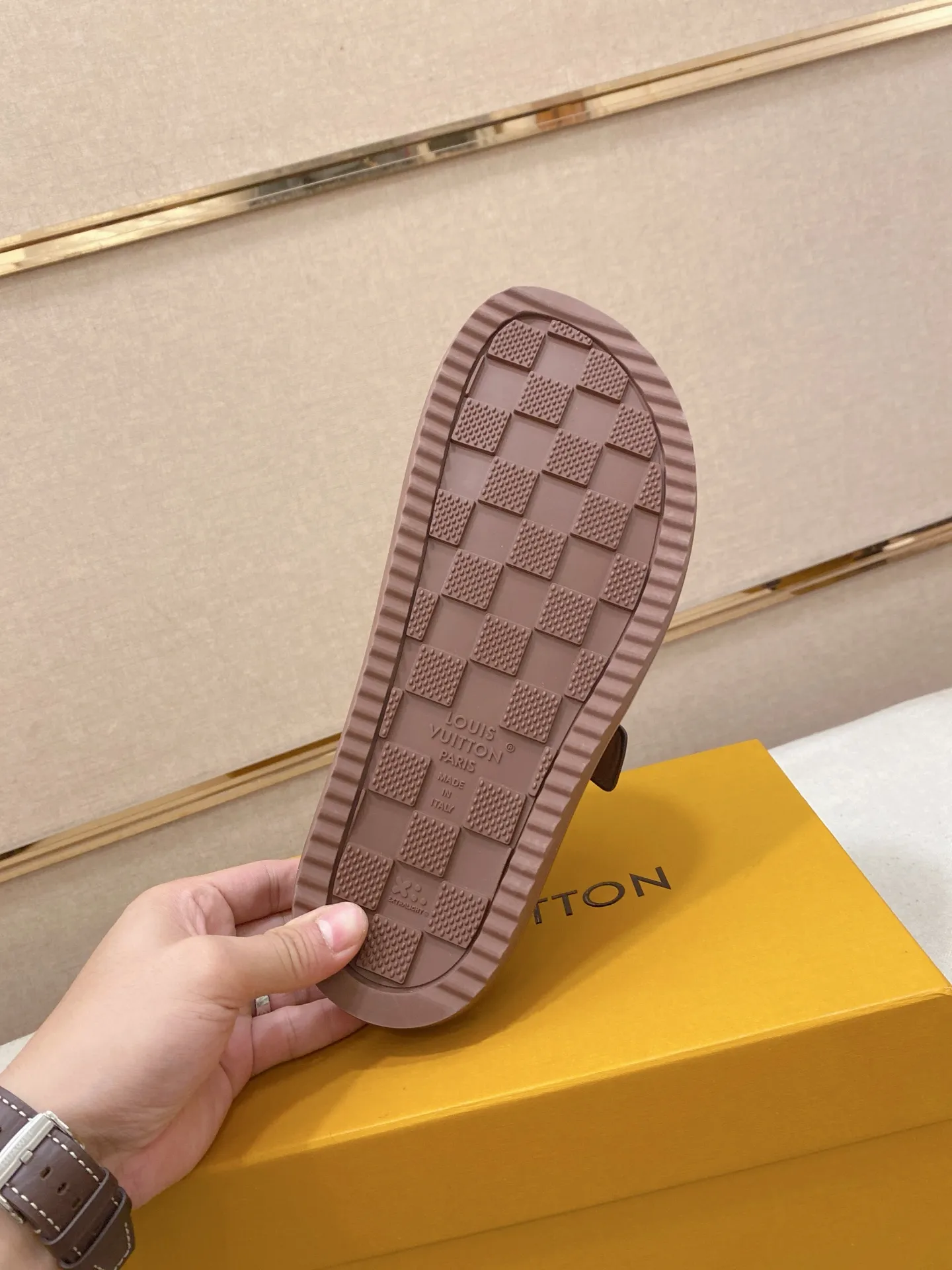 Men's shoes 💰: 360💰LV made 🔍Top purchasing agents, men's spring and summer slippers are available at the same counter. The uppers are made of Italian imported denim with logo graphics and high-quality craftsmanship. The soles are original soles specially provided by the original factory. The exclusive movable molded soles are super comfortable. Original factory follow-up products. 🔍🔍High quality. You can enter and exit the counter at will. Welcome to compare. The code number is 38-44.